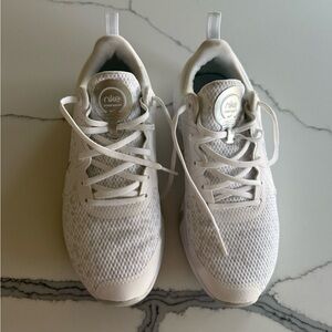 Nike Comfort White Runners